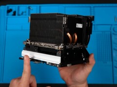 Zrzut ekranu przedstawiający duży radiator urządzenia Steam Machine umieszczony nad modułami wejścia/wyjścia oraz zasilacza