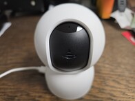 Obiektyw może być mechanicznie zakryty przez obudowę.