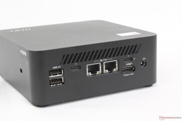 Tył: 2x USB-A 2.0, USB-C Thunderbolt 4 z DisplayPort 2.1 + Power Delivery (15 W), 2x RJ-45 (2,5 Gb/s), USB-C Thunderbolt 4 z DisplayPort 2.1 + Power Delivery (100 W), HDMI 2.1 z MSI Power Link, zasilacz sieciowy