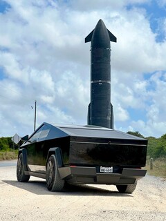 Cybertruck obok rakiety SpaceX Starship. (Źródło zdjęcia: NikolaBrussels/X)