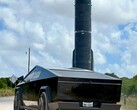 Cybertruck obok rakiety SpaceX Starship. (Źródło zdjęcia: NikolaBrussels/X)