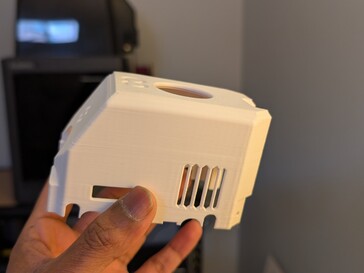 Wypaczenie na lewej górnej krawędzi, strona na płycie montażowej.