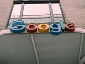 Logo Google wyświetlane na fasadzie budynku. (Źródło zdjęcia: Hardeep Singh via Pexels)