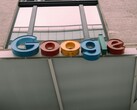 Logo Google wyświetlane na fasadzie budynku. (Źródło zdjęcia: Hardeep Singh via Pexels)
