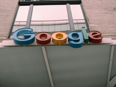 Logo Google wyświetlane na fasadzie budynku. (Źródło zdjęcia: Hardeep Singh via Pexels)
