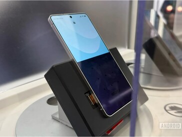 Telefon Samsung Galaxy z nowszą wersją Privacy Display, zasłaniającą połowę ekranu.