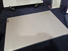 IdeaPad 3 Slim Chromebook na targach MWC w drugiej wersji kolorystycznej Cloud Gray. (Źródło: Notebookcheck)