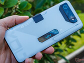 Smartfon ASUS "Ultimate" może tym razem otrzymać do 24 GB pamięci RAM, na zdjęciu ROG Phone 7 Ultimate. (Źródło zdjęcia: Notebookcheck)
