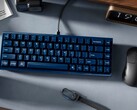 Klawiatura Keychron Q16 HE TMR na biurku z innymi urządzeniami peryferyjnymi