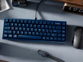 Klawiatura Keychron Q16 HE TMR na biurku z innymi urządzeniami peryferyjnymi