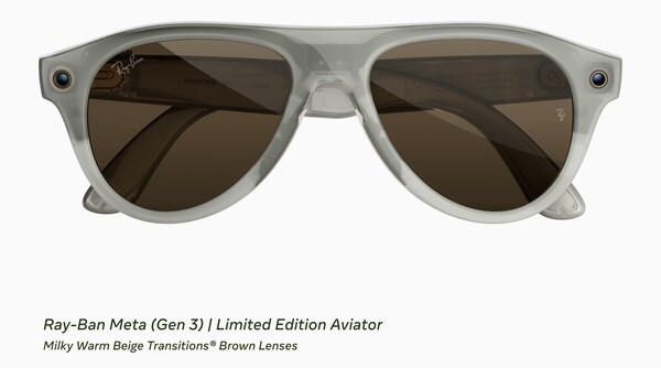 Okulary przeciwsłoneczne Ray-Ban Meta (Gen 3) z limitowanej edycji w stylu Aviator, z oprawką w kolorze mlecznego, ciepłego beżu oraz brązowymi soczewkami fotochromowymi.