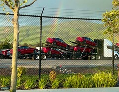 Tesla Semi załadowana nowymi Modelami 3. Nowe badanie pokazuje, że samochody elektryczne mogą pomóc w zapobieganiu astmie dziecięcej (źródło zdjęcia: ALSULTAN_MERIAM na X)