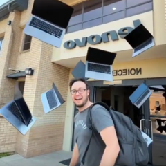 Laptopy samodzielnie wylatujące z budynku. Wygenerowano za pomocą Grok (źródło obrazu: Notebookcheck - Darryl Linington)