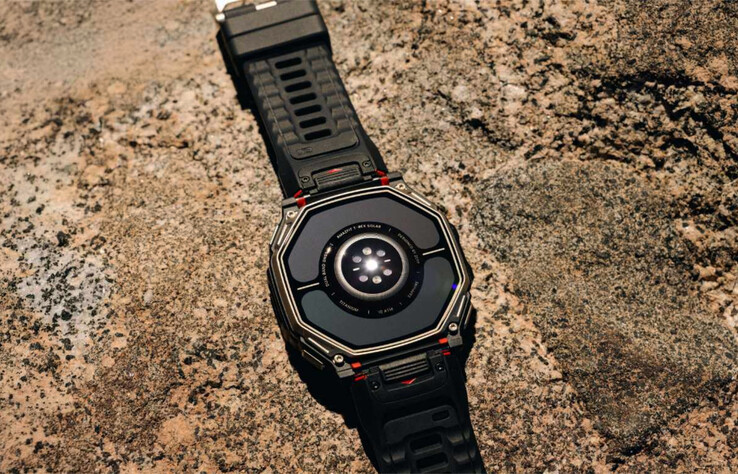 Przegląd nowych paneli fotowoltaicznych firmy Amazfit umieszczonych z tyłu urządzenia.