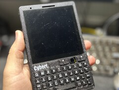 CyberT wygląda jak BlackBerry, ale jest zasilany przez Raspberry Pi CM4 (źródło zdjęcia: Carbon Computers)