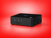 Mini PC iiyama z portami USB z przodu, portem USB-C, czytnikiem kart SD i bocznymi otworami wentylacyjnymi.