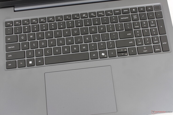 Klawiatura i wrażenia z użytkowania podobne jak w modelu Dell Pro 7 14, ale z większym panelem dotykowym (13 x 9 cm) oraz zintegrowaną klawiaturą numeryczną