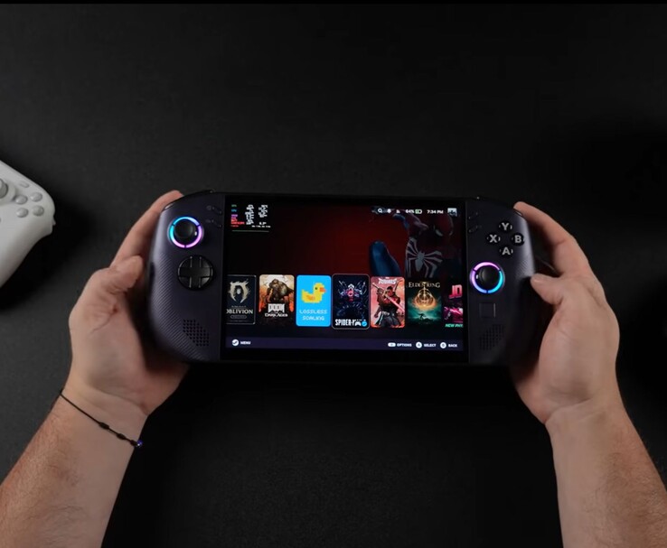 Lenovo Legion Go S handheld z interfejsem SteamOS wyświetlającym wiele gier (Źródło obrazu: ETA PRIME via YouTube)