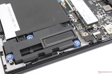 Cztery głośniki w przednich rogach i dwa dodatkowe z tyłu