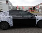 Prototyp Tesli Model Y L zauważony w pobliżu toru Nürburgring w Niemczech (źródło zdjęcia: Carbuzz)