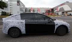 Prototyp Tesli Model Y L zauważony w pobliżu toru Nürburgring w Niemczech (źródło zdjęcia: Carbuzz)