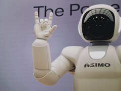 Zdjęcie robota ASIMO opracowanego przez Hondę (źródło zdjęcia: Possessed Photography via Unsplash; przycięte)
