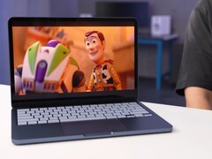 MacBook Neo jest pokryty aluminium i waży 1,23 kg (2,7 funta).