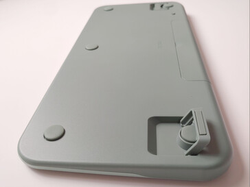 Duże gumowe podkładki zapobiegają przesuwaniu się klawiatury. (Źródło obrazu: Notebookcheck.net)