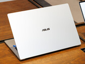 Laptop Wildcat Lake ma grubość 10,4 mm i waży około 2,82 funta. Na zdjęciu: tył nowego modelu ExpertBook Air.