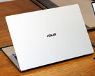 Laptop Wildcat Lake ma grubość 10,4 mm i waży około 2,82 funta. Na zdjęciu: tył nowego modelu ExpertBook Air.
