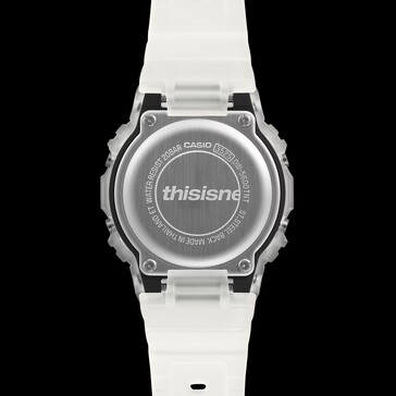 Na grawerowanym deklu tylnym zegarka Casio G-Shock DW-5600TNT-7 widnieje logo marki „thisisneverthat”.