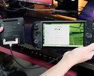 Zewnętrzny kabel przedłużający baterię dla Win 5 wydaje się być obecnie na wczesnym etapie. Na zdjęciu: akcesorium podłączone do gamingowego handhelda. (Źródło obrazu: GPD)