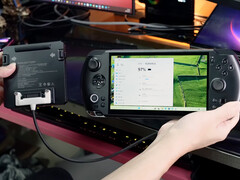 Zewnętrzny kabel przedłużający baterię dla Win 5 wydaje się być obecnie na wczesnym etapie. Na zdjęciu: akcesorium podłączone do gamingowego handhelda. (Źródło obrazu: GPD)