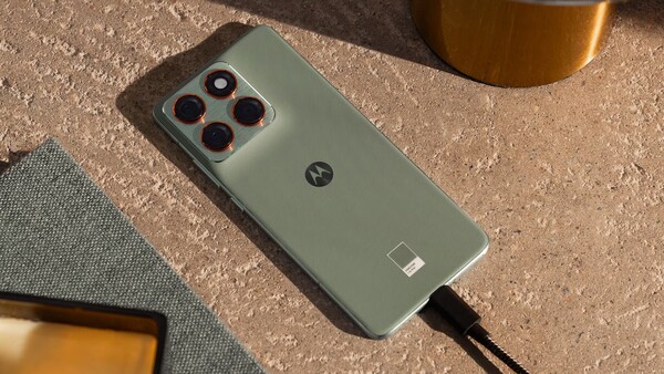 Smartfon Motorola Edge 70 w kolorze Pantone Lily Pad.