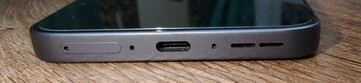 Dół: Gniazdo SIM, mikrofon, port USB-C, mikrofon, głośniki
