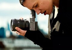 Sony FX2 jest wyposażony w wizjer elektroniczny (źródło zdjęcia: Sony)