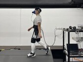Robot pobiera informacje z wzorców oddechowych pacjenta i wnioskuje o optymalnym sposobie wzmocnienia ruchu bioder. (Źródło: Park et al)