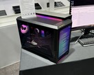 Nadchodzący komputer MEG Vision X AI firmy MSI z procesorem RTX 50 ma wbudowany wyświetlacz. (Źródło zdjęcia: Cowcotland)