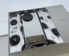 "W pełni szklany" smartfon firmy OPPO. (Źródło: Creator Studio via YouTube)