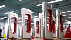 Prefabrykowane ładowarki Superchargers przyspieszają instalację o 50% (zdjęcie: Tesla)