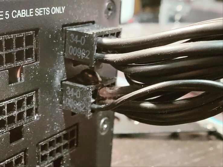 Kabel zasilający na końcu zasilacza wykazuje ślady przypalenia, a złącze ma widoczne wybrzuszenie. (Źródło zdjęcia: Roachard na Reddit)