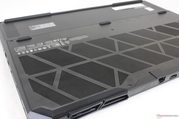 Obszerne kratki wentylacyjne wzdłuż tylnej i dolnej pokrywy