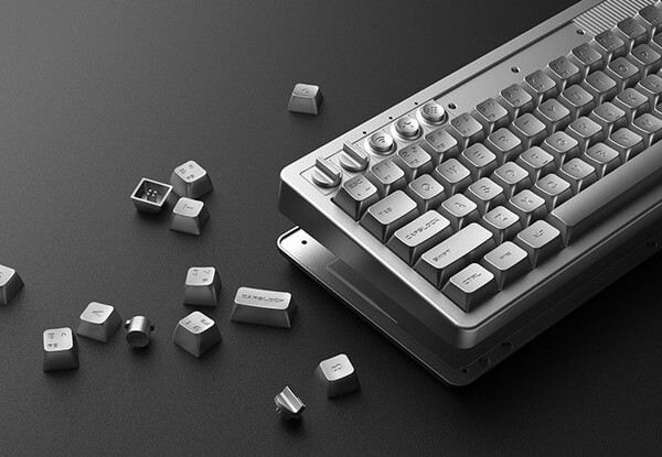 Klawiatura 8BitDo Retro 68 - NES 40th Limited Edition ma aluminiową obudowę. (Źródło obrazu: 8BitDo)