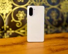 Dzięki eleganckiemu marmurowemu wyglądowi i wysokiej jakości obudowie, OnePlus Nord CE 5 od razu robi dobre wrażenie. (Źródło obrazu: Notebookcheck)