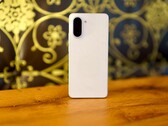 Dzięki eleganckiemu marmurowemu wyglądowi i wysokiej jakości obudowie, OnePlus Nord CE 5 od razu robi dobre wrażenie. (Źródło obrazu: Notebookcheck)