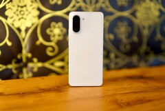 Dzięki eleganckiemu marmurowemu wyglądowi i wysokiej jakości obudowie, OnePlus Nord CE 5 od razu robi dobre wrażenie. (Źródło obrazu: Notebookcheck)