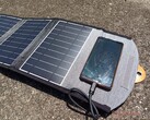 Organiczna bateria słoneczna przechowuje światło słoneczne przez ponad 48 godzin. Na zdjęciu: Przenośna ładowarka słoneczna Choetech (źródło zdjęcia: Allen Ngo, Notebookcheck)