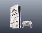 PS5 i jego kontroler z niestandardowymi skórkami Ghost of Yotei.