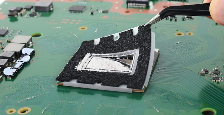 Istnieją uszczelki, które mają utrzymywać ciekły metal wewnątrz PS5 na miejscu (źródło obrazu: iFixit)