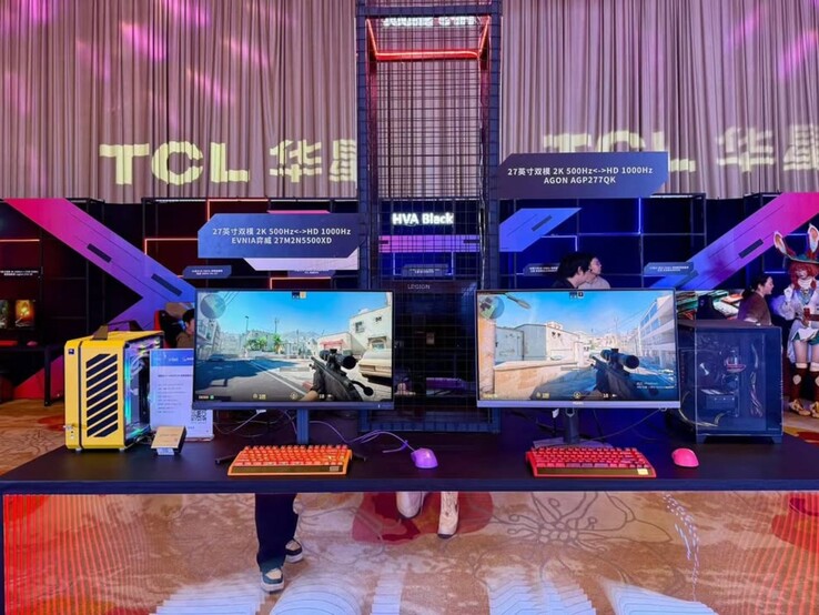 Philips Evnia 27M2N5500XD i AOC Agon AGP277QK na wystawie. (Źródło zdjęcia: Philips)